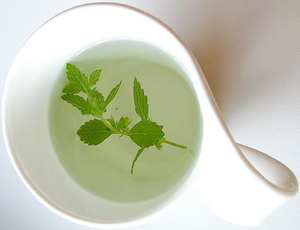 Boire de la tisane permet de se relaxer Boire de la tisane permet de se relaxer