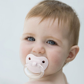 Bébé et sa sucette