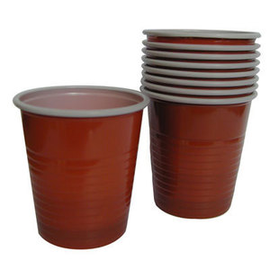 gaspillage de couverts en plastique et gobelets