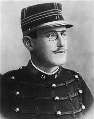 le capitaine Alfred Dreyfus le capitaine Alfred Dreyfus