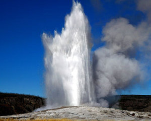 Le Old Faithful geyser