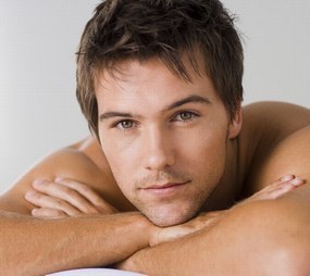 jeune homme toy-boy jeune homme toy-boy