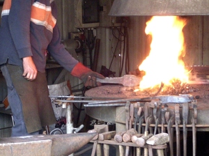Forgeron travaillant sur le projet Hermione-La Fayette Forgeron travaillant sur le projet Hermione-La Fayette