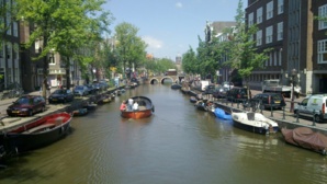 Le canal d'Amsterdam dans le quartier rouge