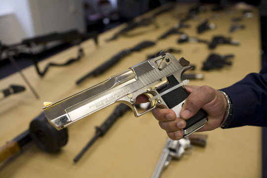 Pour l'achat d'une voiture, une arme à feu offerte