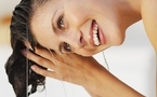 Conseils et astuces pour lutter contre les cheveux gras