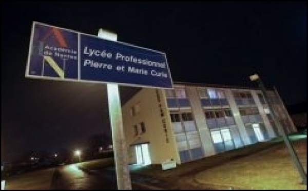 Un lyceen agesse son professeur