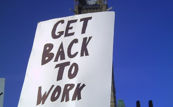 Politique canadienne : manifestation contre le Premier-Ministre